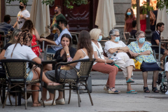 Decenas de personas disfrutan del ambiente de las terrazas de la plaza de Pedro Zerolo en Madrid, el 25 de agosto.