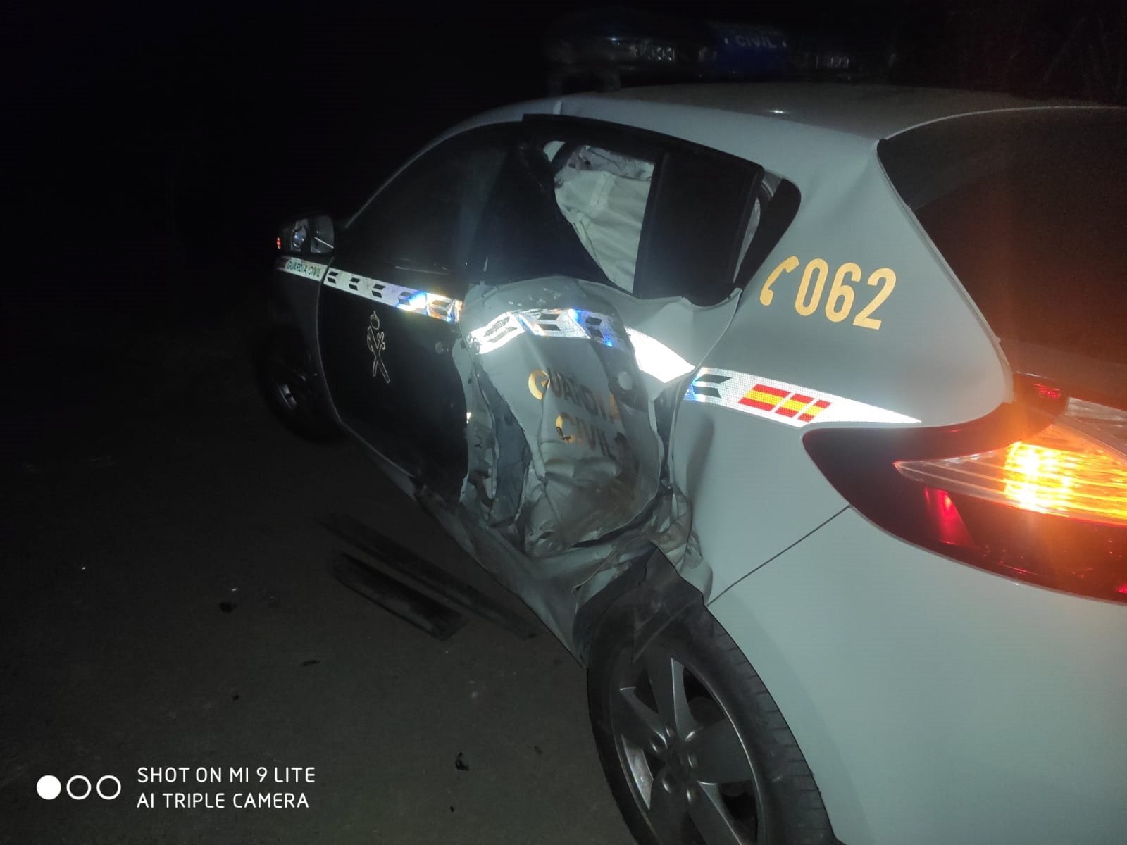 Estado en el que qued el coche policial tras el ataque del da 3 en Estepona.