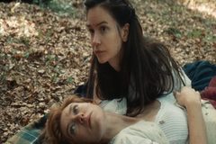 Katherine Watterston y Vanessa KIrby en 'The world to come'.