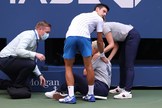 Djokovic se disculpa con la recogepelotas.