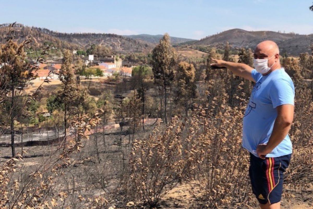 Pedro Martn, portavoz de Aldeas Unidas y vecino de Cueva de la Mora, muestra el destrozo del fuego.