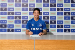 James Rodrguez, en la firma de su contrato con el Everton.