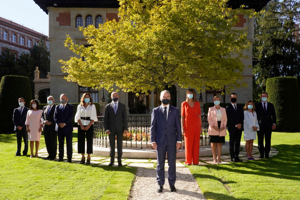 Foto de familia del nuevo Gobierno vasco.