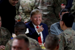 Trump durante una cena con tropas en Afganistn, en 2019.