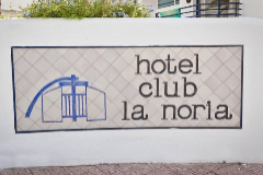 Entrada al Hotel Club La Noria, en Platja d'en Bossa, en la isla de Ibiza.