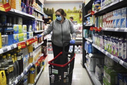 Una mujer realiza sus compras en un supermercado
