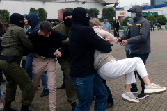 Policas bielorrusos detienen a manifestantes opositores en Minsk.