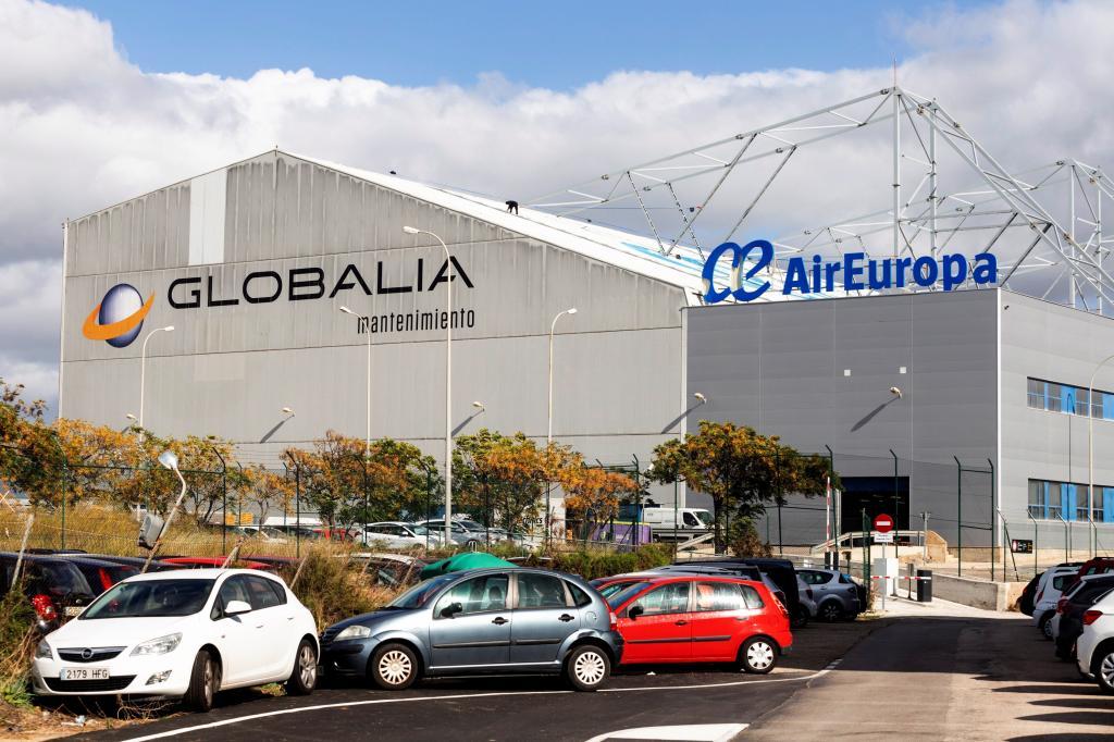 Fachada del Hangar de Air Europa, en el aeropuerto de son Sant Joan de Palma.