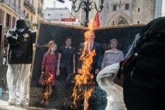 Radicales queman la foto de la Familia Real y cortan  vas del AVE