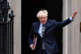 El primer ministro britnico, Boris Johnson, saluda al salir del 10 de Downing Street, en Londres.