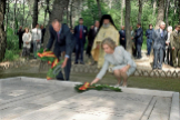 Dona Sofa, acompaada por Don Juan Carlos, frente a la tumba de sus padres
