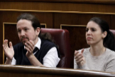 Pablo Iglesias e Irene Montero, durante el pleno de investidura de Pedro Snchez.