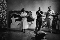 Lee Krasner, Jackson Pollock y un amigo, en el estudio del artista en Long Island, en 1953.