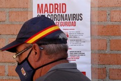 Un hombre espera para realizarse una PCR en un centro de salud de Mstoles (Madrid).