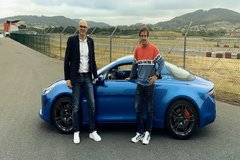 Fernando Alonso estrena 'coche de empresa':  Alpine A110S