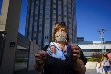 Myriam Ramos mostrando juna foto de sus padres en el Hospital La Paz.