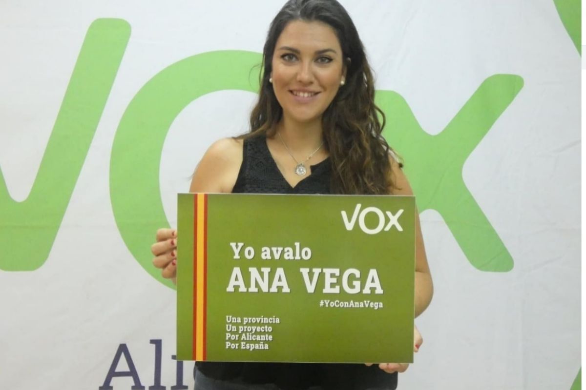 Una de las concejales de Vox haciendo campaa por Ana Vega.