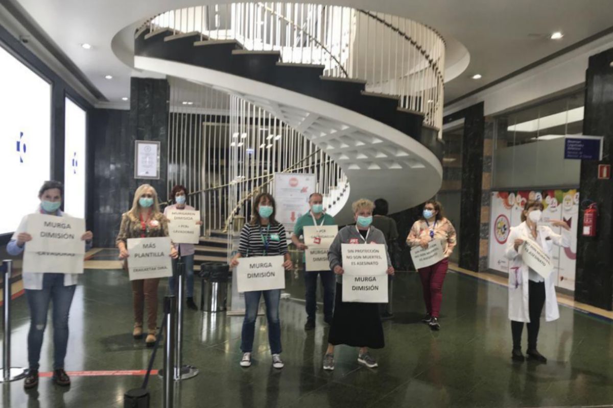 Protesta de sanitarios del Hospital de Cruces (Baracaldo) por la falta de material, el pasado mayo.