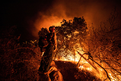 Un bombero durante una quema controlada en un incendio en California.
