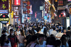 Gente paseando por una calle peatonal de Changsha (China).