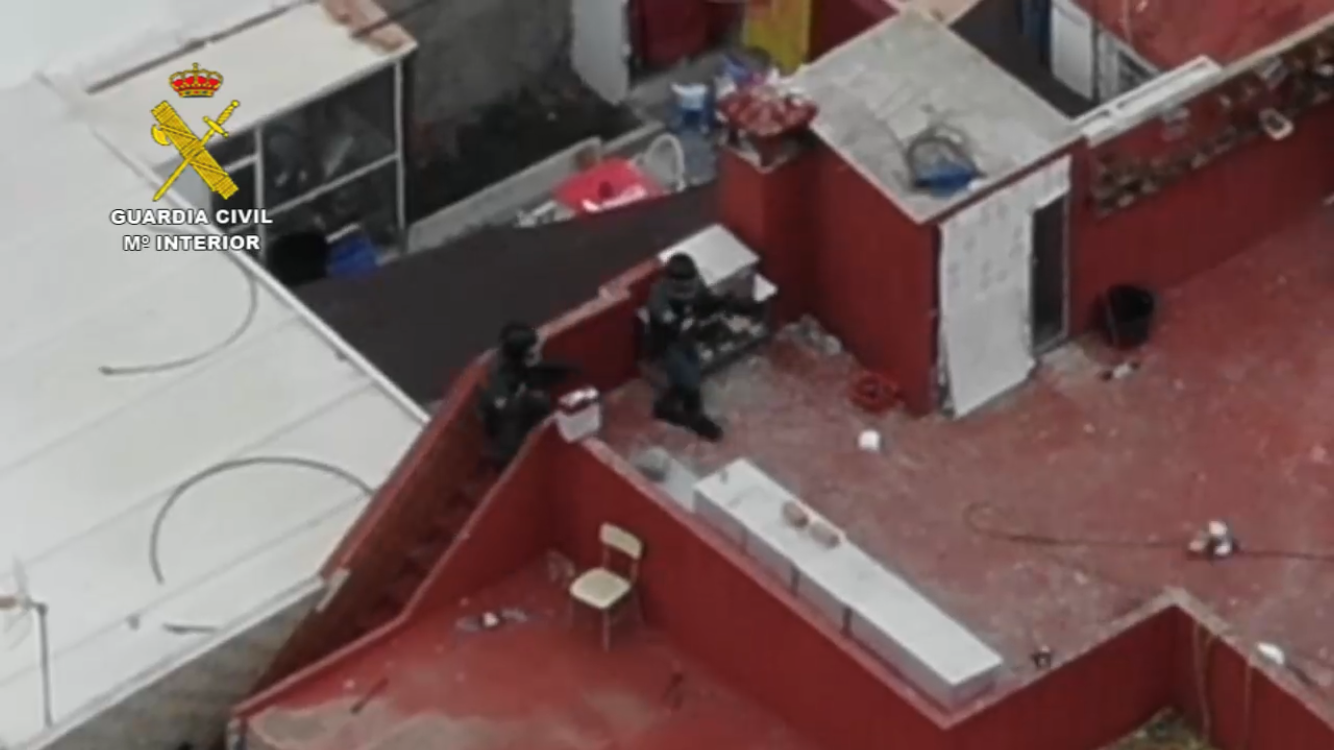 Agentes especiales desplegados en la azotea de un edificio en La Lnea este martes.