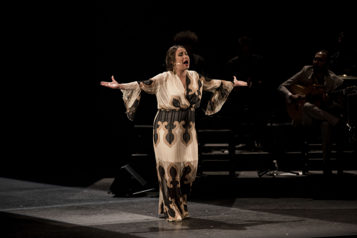 Mara Terremoto, cantando en la Bienal de Flamenco.