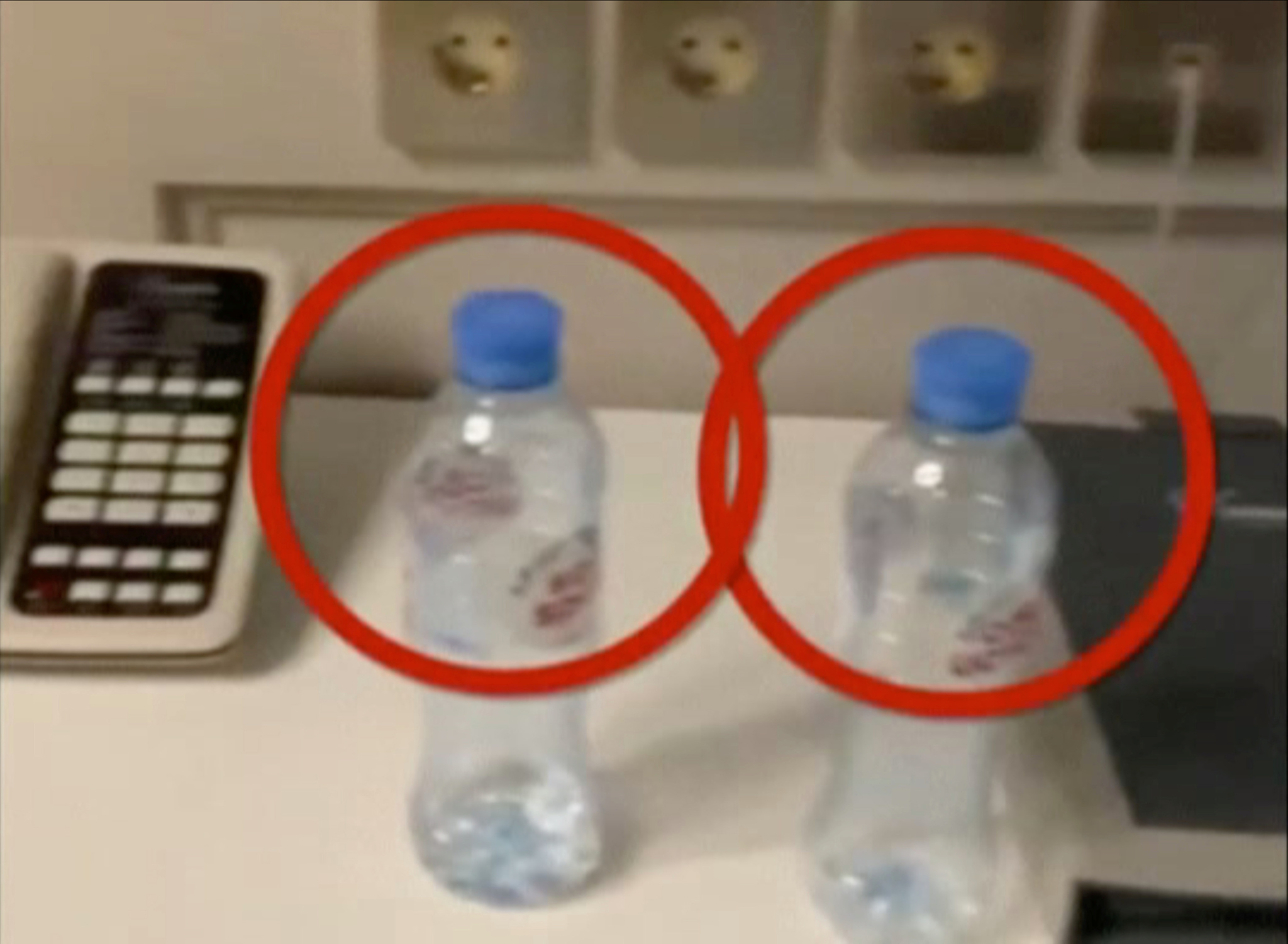 Las botellas de agua en la habitación del hotel.