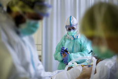 Unos sanitarios atienden a un paciente con coronavirus en una unidad de cuidados intensivos de Madrid.