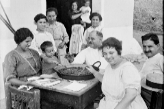 Una familia come paella directamente de la paellera en Valencia