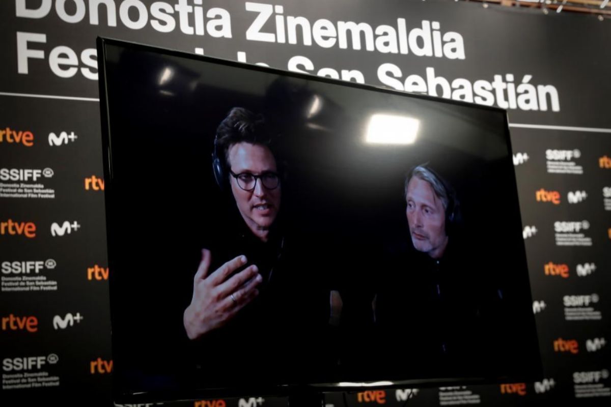 El director ThomasVinterberg y el actor Mads Mikkelsen en la rueda de prensa.