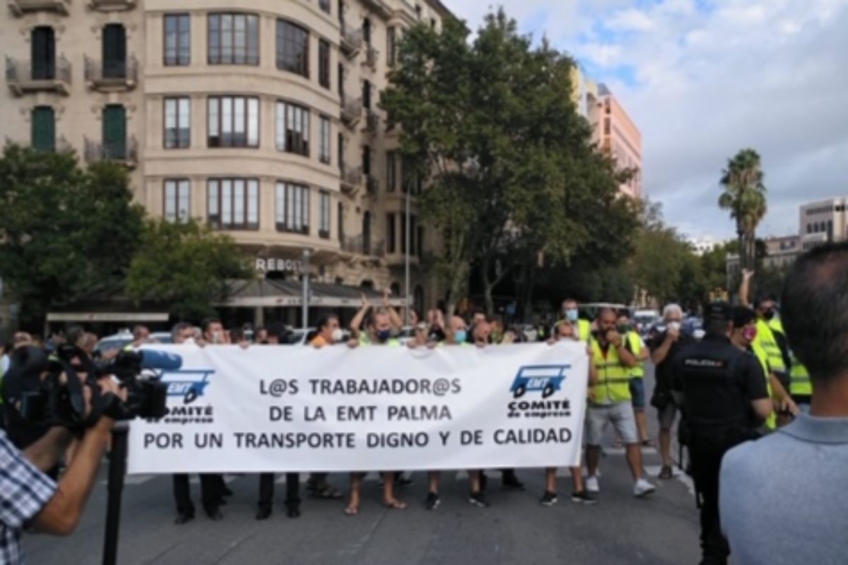 Protestas y cortes de trfico en las Avenidas de Palma por la huelga de la EMT.