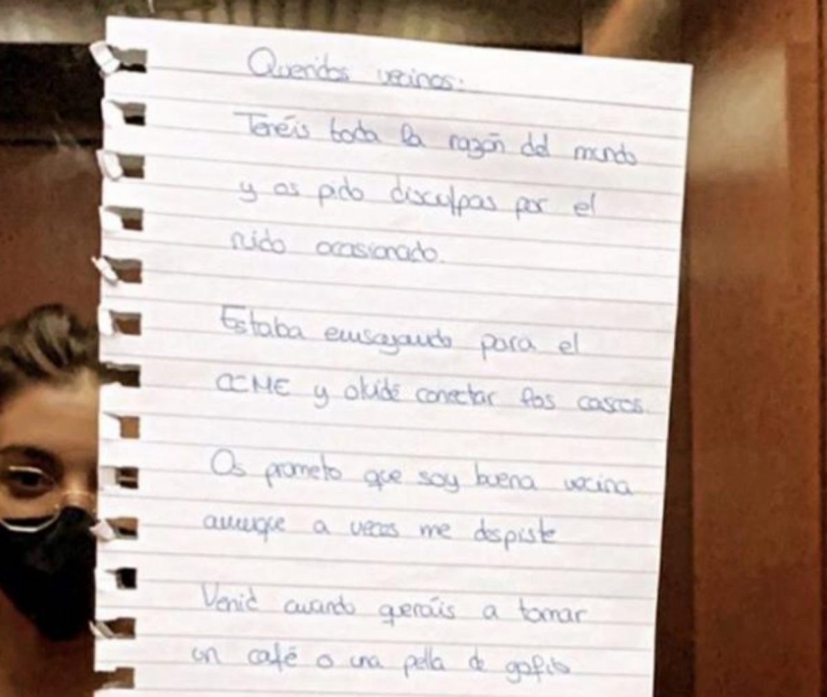 La nota manuscrita de Ana Guerra, en el ascensor.