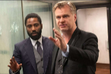 Christopher Nolan, a la derecha, junto al actor John David Washington.