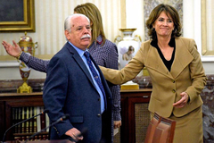 Dolores Delgado saluda a Luis Navajas en su toma posesin como miembro nato del Consejo Fiscal, en marzo.