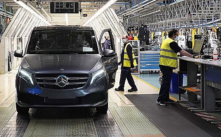 Dos empleados de Mercedes examinan uno de los vehculos al final de la cadena de montaje en la planta de Vitoria.