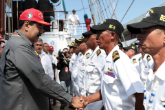 Nicols Maduro saluda a militares en el buque-escuela 'Simn Bolivar', en La Guaira.