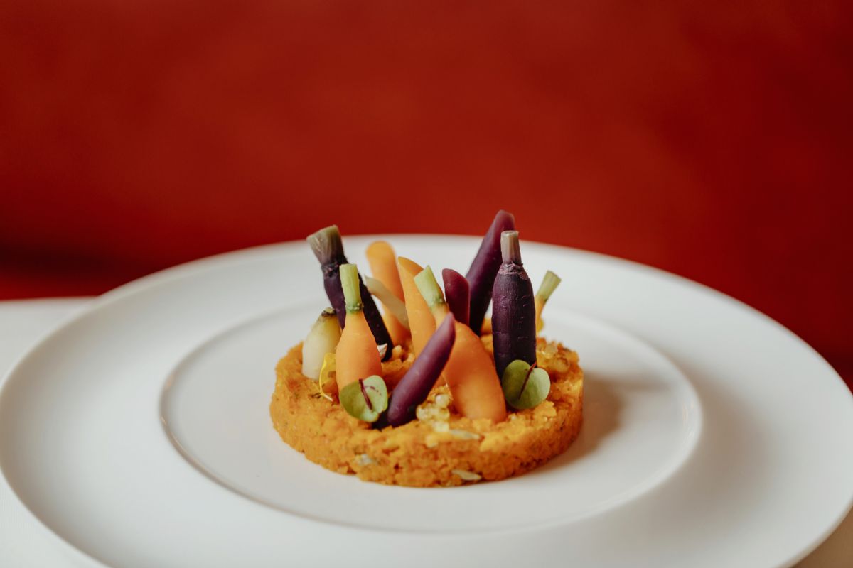 Tartar de zanahoria con caviar de AOVE y pipas de girasol.