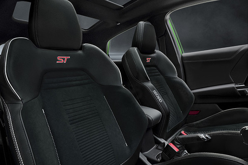 El interior deportivo incorpora asientos Recaro.