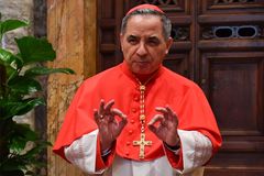 Angelo Becciu, en una imagen en 2018, poco despus de ser ordenado cardenal.