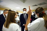 El ministro de Salud, Olivier Veran, habla con sanitarios de un hospital marsells