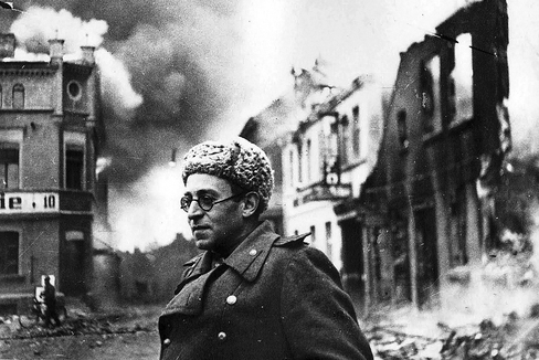 Vasili Grossman, en las ruinas de Schwerin, en Alemania, en 1945.
