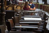 Una pareja espera ser atendida la terraza de un bar de Girona.