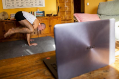 Gonzalo da clases online de yoga.