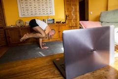 Gonzalo da clases online de yoga.