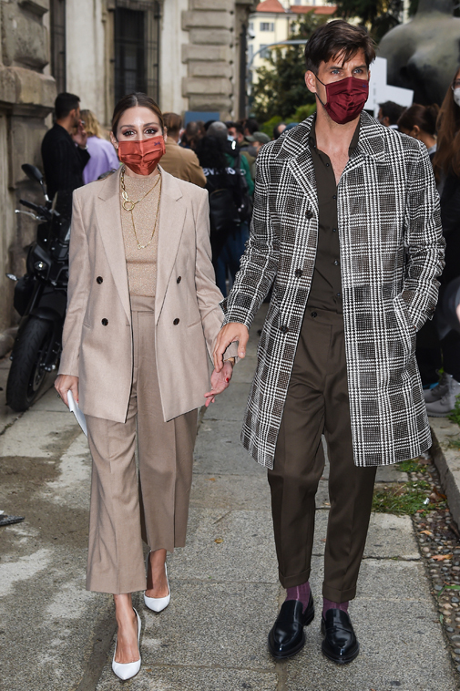 Olivia Palermo con su marido, Johannes Huebl, durante la Semana de la Moda de Miln.