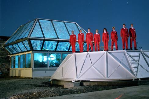 Varios candidatos a entrar en 'Biosfera 2' posan frente a las instalaciones.