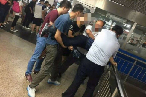 Detencin de un acosador en el metro de Pekn.