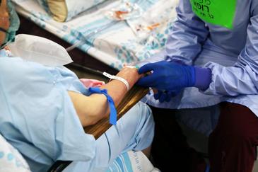 Un hospital israel atiende a un enfermo de covid