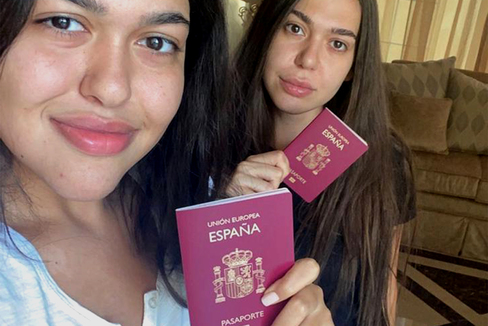 Heba Iskandarani (de negro) y su hermana Rewa muestran su pasaporte espaol. CRNICA