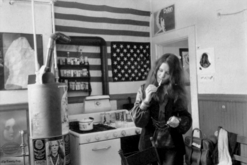Janis Joplin, en la cocina de su casa, en 1969.